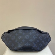 LV藍壓紋牛皮Discovery 腰包
