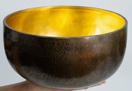 28CM 尼泊爾手工 紫金缽 尼泊爾手工佛音碗 瑜珈冥想佛音缽銅磬 西藏頌缽唱歌碗 尼泊爾手工製作  產地: 尼泊爾 Nepal HANDMADE  尼泊爾頌缽是可以傳承的文化從一塊銅料,到一隻頌缽,