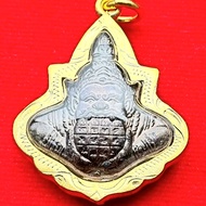 จี้ ราหู อมจันทร์ วัดเจ้าอาม เนื้อนวะโลหะ วัดเจ้าอาม กทม. พร้อมเลี่ยมกรอบทอง ขนาด 3.2x0.5x4.0 ซม. ฟร