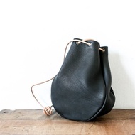 鹿皮抽繩 sacoche 包 / 黑色