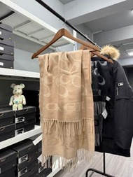 👋🏻客訂到貨實拍👋🏻 COACH 經典 C 標滿印流蘇圍巾｜熱搜詞：Coach 圍巾、經典 C 標、滿印提花、羊毛圍巾、駝色 / 黑色、情侶款🔥