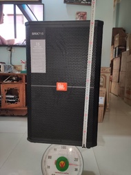 Một chiếc Loa đứng JBL SRX 715 bass 40mm treb kèn Công suất 600-1000W phòng 100 m2 trở lên.