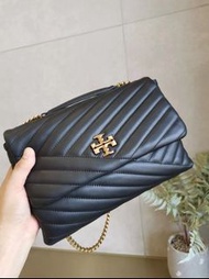 Tory Burch Kira V 型黑色肩背包