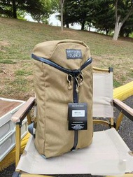 神秘21L背包 Urban Assault Urban背包附有一片固定背板 增加舒適度 3-zip設計讓背者可快速攤開成個背包 攞物上更加便利