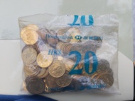 罕有原包全新1989年政府女皇一毫一包。原包香港滙豐銀行透明塑膠袋。200隻。正面印有英國女王伊莉莎白二世的肖像。適合收藏。
共只售$1500包郵局易寄取費，可選擇7-11，郵局或智郵站自取。 不順豐