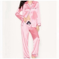 Victorias Secret ชุดนอนเสื้อคาร์ดิแกนผ้าไหมซาตินลายทางแนวตั้งสีชมพูสําหรับสตรี 11.3v