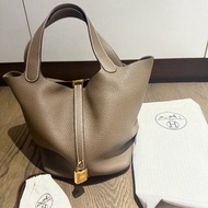 hermes愛瑪仕 經典Picotin Lock金釦手提水桶包(大象灰)