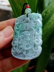 翡翠A貨【紫微諱】
糯種，大小56.6×35.6x5mm，白底飄翠飄烏雞。道教祕法符號之紫微諱，造型為左龍右鳳之仿古雕花吉祥牌。融合了天文、符號、法術之紫微大帝祕諱，有避諱、鎮邪、護身功效，寓意龍鳳呈