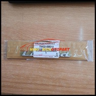 ORIGINAL YARIS LIMITED EMBLEM 75432-0M010