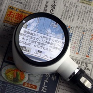 3.5x/8D/80mm 日本製LED閱讀用大鏡面立式放大鏡 M-323