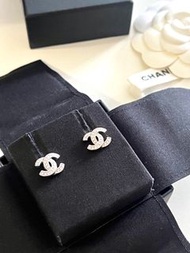 [已售] Chanel 經典 雙C logo 銀色 水晶 耳環 ( 可議價~