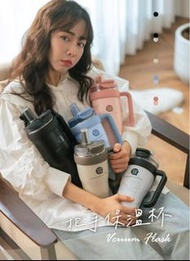 COTD 把手陶瓷保溫杯800ml水壺/保溫杯/大容量/保溫保冰/手把/吸管/直飲式/把手杯 現貨奶茶色 水藍色