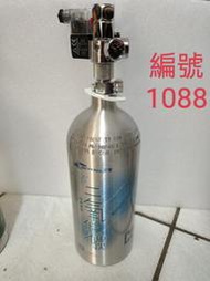 編號1088/ 天賞CO2鋁瓶+電磁閥 2L二氧化碳 高壓鋁瓶，商品內容有詳述，下標前請先詳閱，虧售2000元。