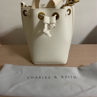 CHARLES &amp; KEITH 白色小迷你水桶包 二手