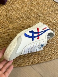💕折扣 💕上腳顯瘦超好搭 日本製限定 Onitsuka Tiger 鬼塚虎 MEXICO 66 刺繡款男女情侶休閒鞋 | 鞋面：頭層牛皮+反絨麂皮 | 鞋底：防滑耐磨橡膠底 | 配色：白藍紅經典款 |