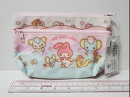 My Melody 2015 雙拉鍊 兩格 防水 
筆袋 化粧袋 / 化妝 雜物袋 前後不同
圖案 絶版 全新有牌  (留意: 呢款膠質, 擺耐咗, 可能會有少少變色, 介意勿排)
(Sz: 約 19