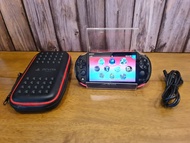 PS VITAรุ่น2000 สีดำแดงเมม64gbแปลงแล้ว มี Application Pkgโหลดเกมได้ไม่จำกัด แค่ต่อ WiFi ก็โหลดเกมได้เลย มี 1สายชาร์จเครื่องและกระเป๋ากันกระแทกพร้อมลงเกมไว้แล้วประมาณ 30 เกม เป็นสินค้ามือสองตัวเครื่องสภาพสวยใหม่มากๆมีรอยแมวบ้างเล็กน้อยใช้งานได้ปกติขาย 2890