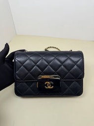 Chanel 香奈兒 24開 Beauty lock黑金琺瑯扣羊皮鏈條口蓋包 21cm