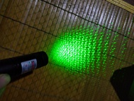 ĐÈN Pin LAZE tia sáng xanh tặng kèm phụ kiện