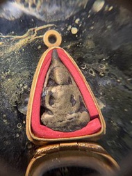 屈班間2460年（西元1917年）龍婆銀開光「全泰第一財佛」「作力」小鋤頭自身。