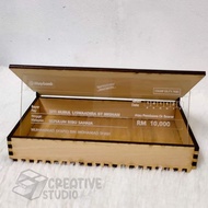 Mock up Cheque with Wooden Box Replika Cek dengan kotak kayu