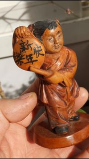 老黃楊木雕童子， 新年快樂繁體字。 通高10厘米。 尾貨賠本特價。  木質材質：
