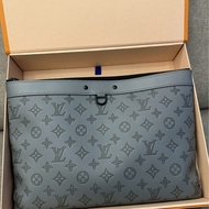 LV灰色壓紋手拿包