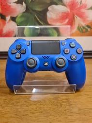 จอย PlayStation 4 (PS4) GEN2 สีน้ำเงิน(หายาก)ของแท้มือสองมากับเครื่อง สามารถใช้กับเครื่อง PlayStation 4 ได้ทุกรุ่น สภาพสวย สติ๊กเกอร์ด้านหลังยังคม ใช้งานได้ตามปกติทุกอย่างขายตัวละ 1190บาท