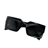 二手LOUIS VUITTONZ1579E LV Crush 方形太陽眼鏡，附 LV 標誌，黑色