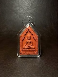 這是一枚由龍婆宏（Luang Pu Hong）於佛曆 2551 年（西元 2008 年）製作的坤平佛牌，被稱為「素林之寶-頂傘版」。