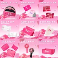部份現貨‼️代購 🩷 Barbie x Miniso 聯乘系列  : 芭比 家品 / 收納箱 / 風扇仔/ 帽 / 抱枕 / 貓窩 / 梳 / 眼罩 / Barbie The Movie 芭比 真人電