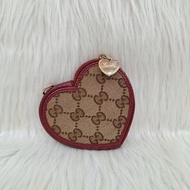 大特價GUCCI 152615 GG LOGO 紅色牛皮緹花布 愛心心型 拉鍊零錢包