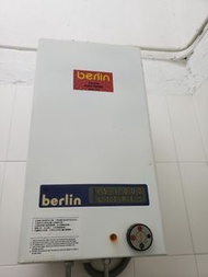 二手企理用咗大約兩年鬆啲~Berlin 柏林 20公升儲水式電熱水爐 (單相)型號 NPF-503~ 詳細規格如下耗電:3kW~容量:20公升~尺寸:550 x 295 x 268mm~ 詳細情況請自