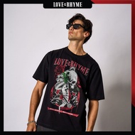 DAVIE JONES [ Love & Rhyme ] เสื้อยืด พิมพ์ลาย Graphic Oversized Fit T-Shirt WA0269 สีดำ