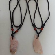 天然蛋白石 pink opal 吊咀，長約2點五吋  ,連26吋繩頸鏈。單一條200元兩條300元。...