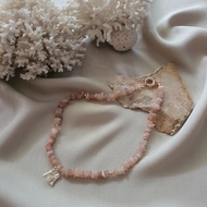 สร้อยคอ Peach Moonstone พร้อมจี้ตัวอักษร 14k gold ตะขอ Sailor Clasp