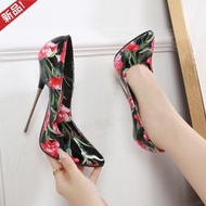 EFP大美人-2023新品❤️性感SM女王攝影PU漆皮花朵印花超細金屬跟16CM尖頭高跟鞋~黑白大碼35-46(偏大