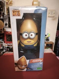 《神偷奶爸4》（Despicable Me 4）中的超能小小兵大動作公仔「Mega Minion Gus」（巨型古斯）。
