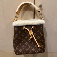 LV 毛毛水桶包