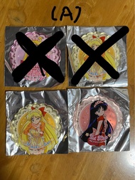 （A) 美少女戰士杯墊（$38/1）；(B) Sanrio 2008 KT 木製錶/首飾盒（$238）； (C) 紙飲管三款（$28/1）； (D) 玻璃製豉油樽 （$38）；（E) 外攜飲品套（$2