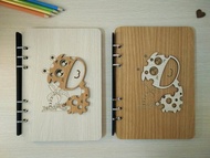 【教師節禮物】A5兩片活頁6孔筆記本─立體貼面長頸鹿