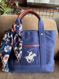 今日限時匯款價$999！Beverly Hills Polo Club 經典牛仔藍托特包（附保養小冊+絲巾）