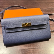 Hermes 愛馬仕 Kelly to go  肩背長夾 寶石藍配金釦