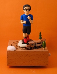 客製化人物旋轉音樂盒,提供相片客製人物造型,小火車可隨著音樂旋