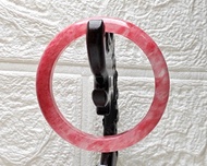 高貨薔薇輝石“玫瑰石”櫻花雨手鐲💗💘💗💘57×10×8.8mm40.8g＄730❌292 適合56-58圈口色澤渾然飽滿 乾淨無黑顏色亮麗四正👍👍👍薔薇輝石代表勝利、希望、友情、親情、愛情，有調和親人