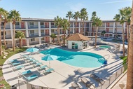 โรงแรมอควาโซลิแอนด์มิเนรอลวิเตอร์สปาแคลิฟอร์เนีย (Aqua Soleil Hotel and Mineral Water Spa California)