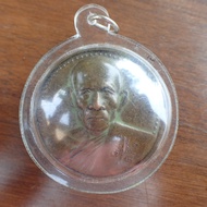 จี้ จี้พระ เหรียญครบรอบ 76 ปีหลวงพ่อรวย วัดตะโก ปี2540 เนื้อทองแดงรมดำ เลี่ยมกรอบพลาสติก