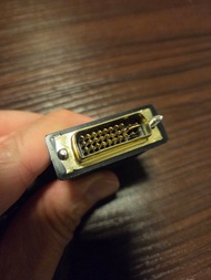 二手近乎全新 DVI (24+5)公 轉 HDMI 轉接頭，用於連接 DVI 設備到 HDMI 顯示器或電視