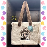[พร้อมส่ง]กระเป๋าสะพายข้าง Labubu กระเป๋าขนนุ่มลาบูบู้ Labubu Tote Bag ของแท้ 100% จาก POP LAND ปักก