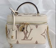 LV vanity pm creme Louis Vuitton